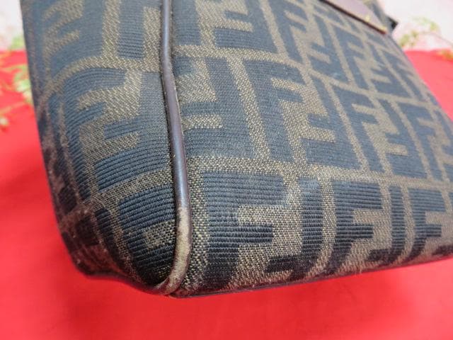 n*u様 6ee1484　FENDIフェンディ　ズッカ柄　セミショルダー