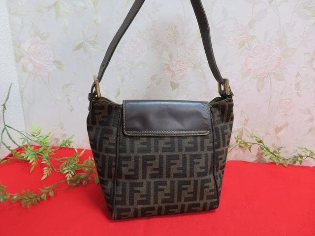 n*u様 6ee1484　FENDIフェンディ　ズッカ柄　セミショルダー