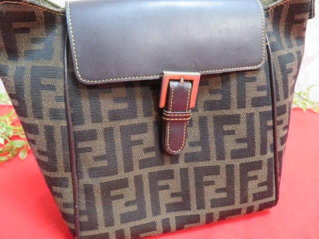 n*u様 6ee1484　FENDIフェンディ　ズッカ柄　セミショルダー