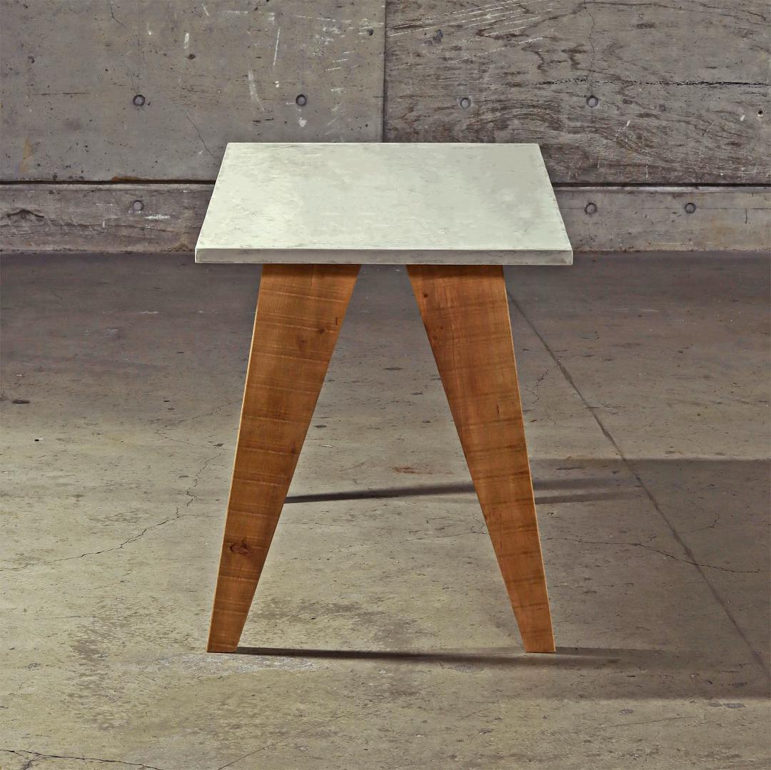 デスク｜ライトグレー｜パソコンデスク｜薄塗りモルタル｜三角脚｜ダイニングテーブル