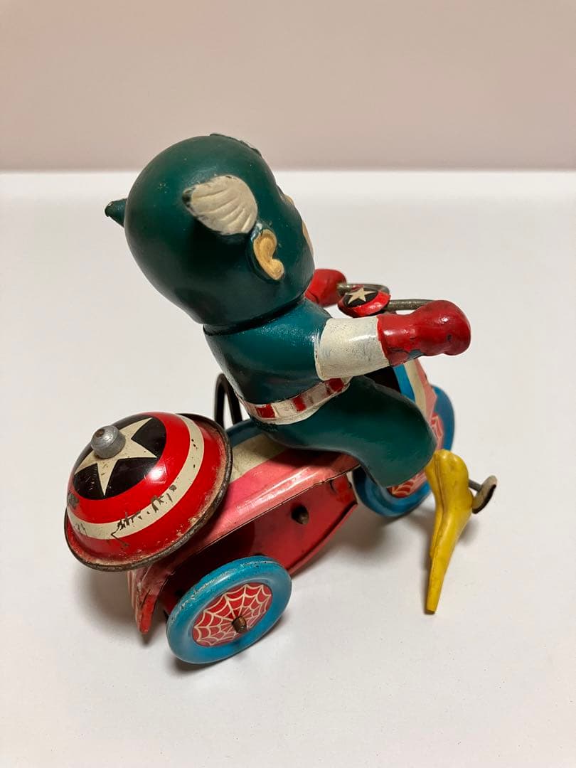 キャプテンアメリカ ゼンマイ式ベル付き三輪車