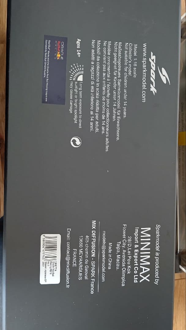 スパーク RB18  1/18 フェルスタッペン車