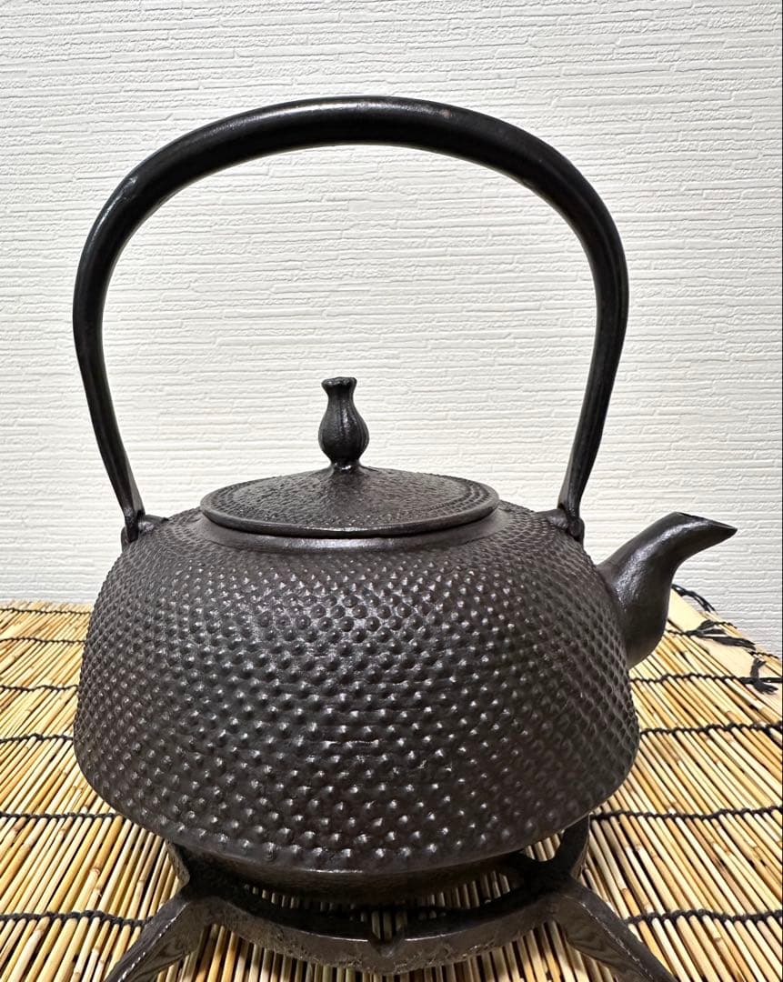 未使用、付属品付　岩手県奥州 佐秋鋳造所 佐藤守巨造 真作保証　南部鉄瓶