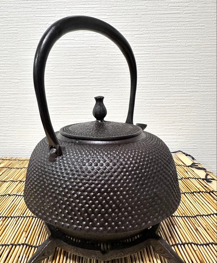 未使用、付属品付　岩手県奥州 佐秋鋳造所 佐藤守巨造 真作保証　南部鉄瓶