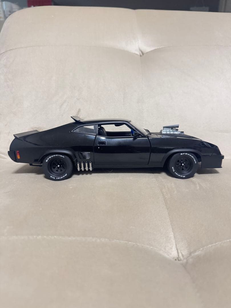 オートアート　マッドマックス　V8インターセプター