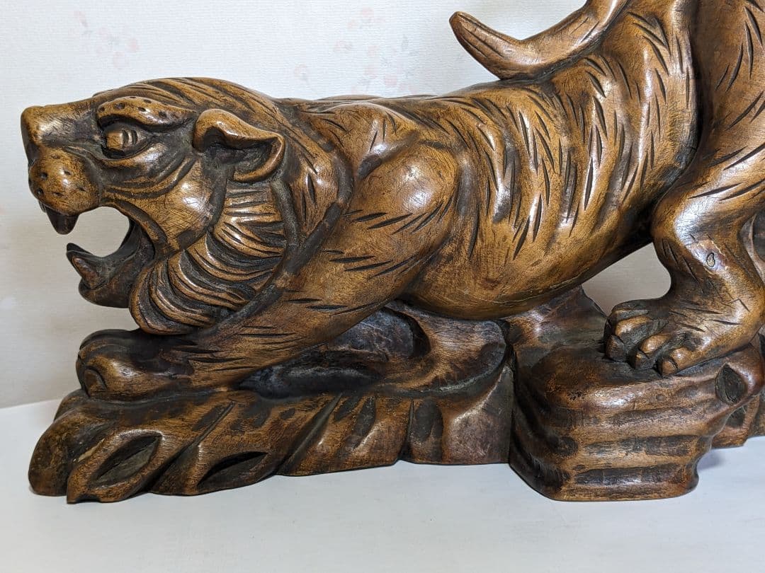 ♢木彫 虎 透し彫り 一点物 飴色 トラ 寅 干支 縁起物 置物古美術