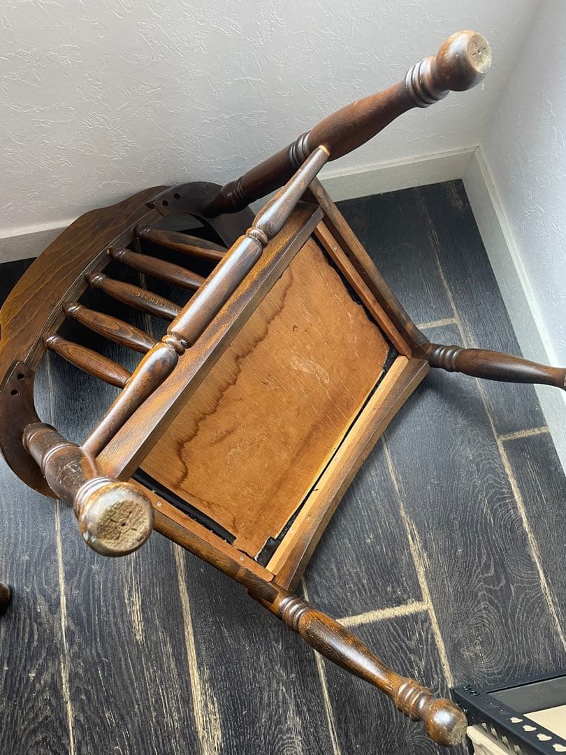 アンティーク 木製アームチェア 黒クッション