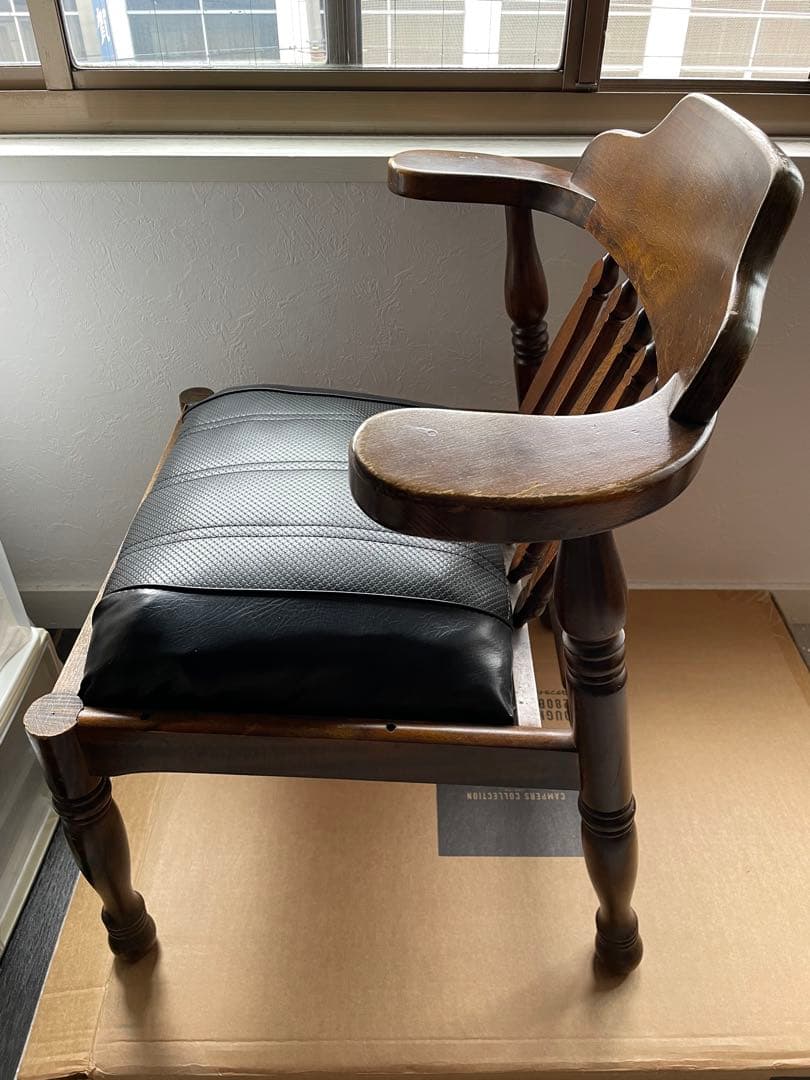 アンティーク 木製アームチェア 黒クッション