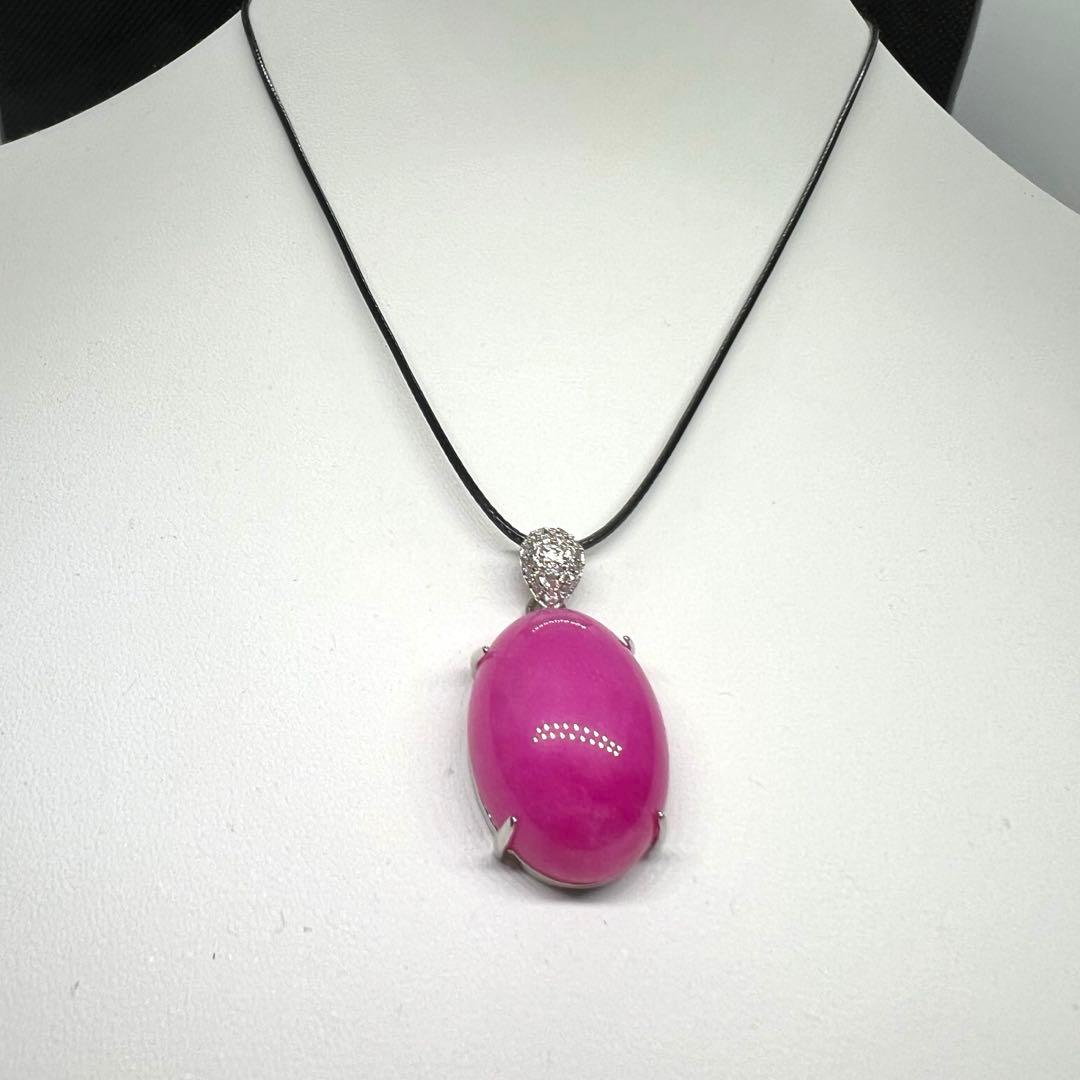 新品 綺麗なピンク色の翡翠卵形ペンダント革紐でビンテージスタイル