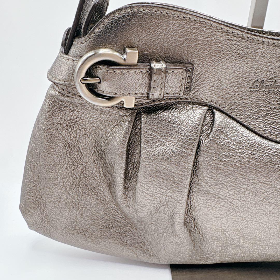 【極美品】フェラガモ　ショルダーバッグ レザー　ガンチーニ　メタリックシルバー