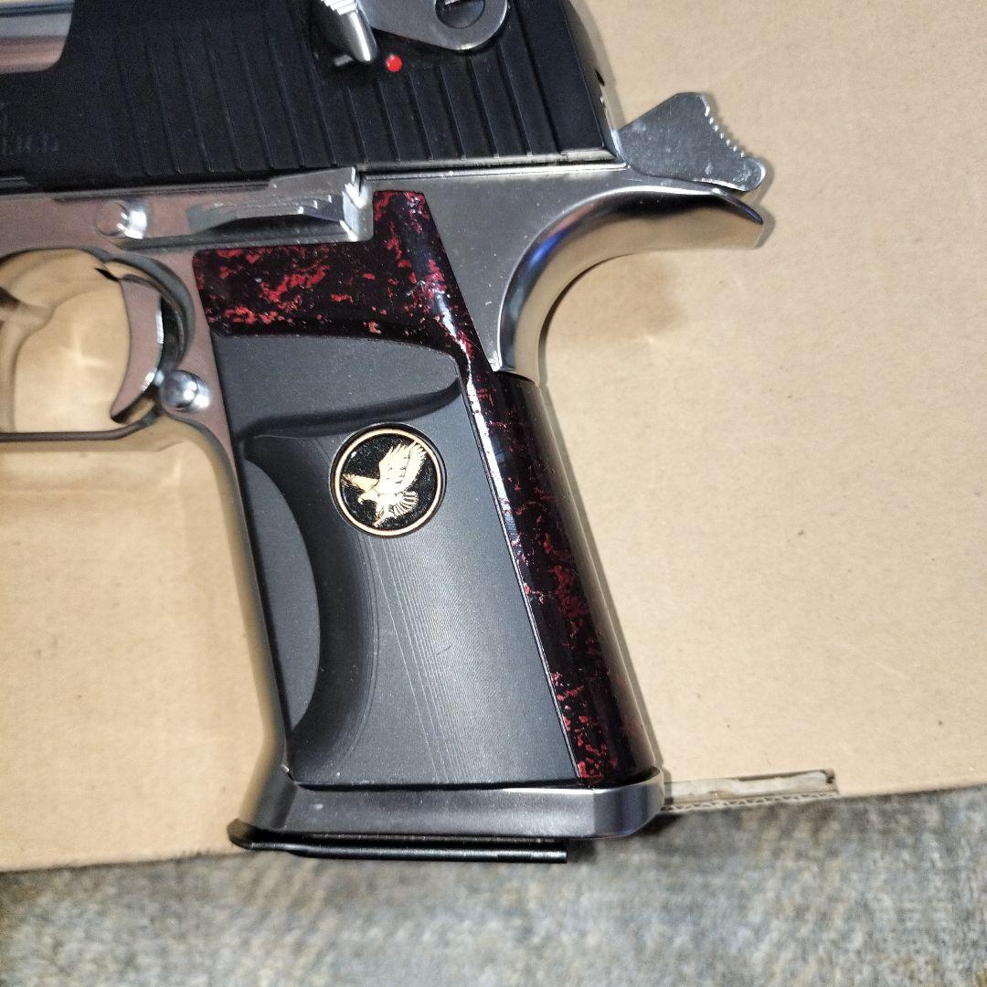 マルイデザートイーグルツートン使用、カスタムグリップ付き。