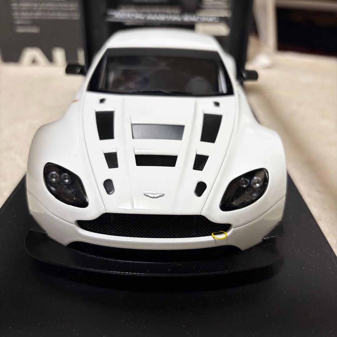 AUTOart Aston Martin Vantage ミニカー1:18
