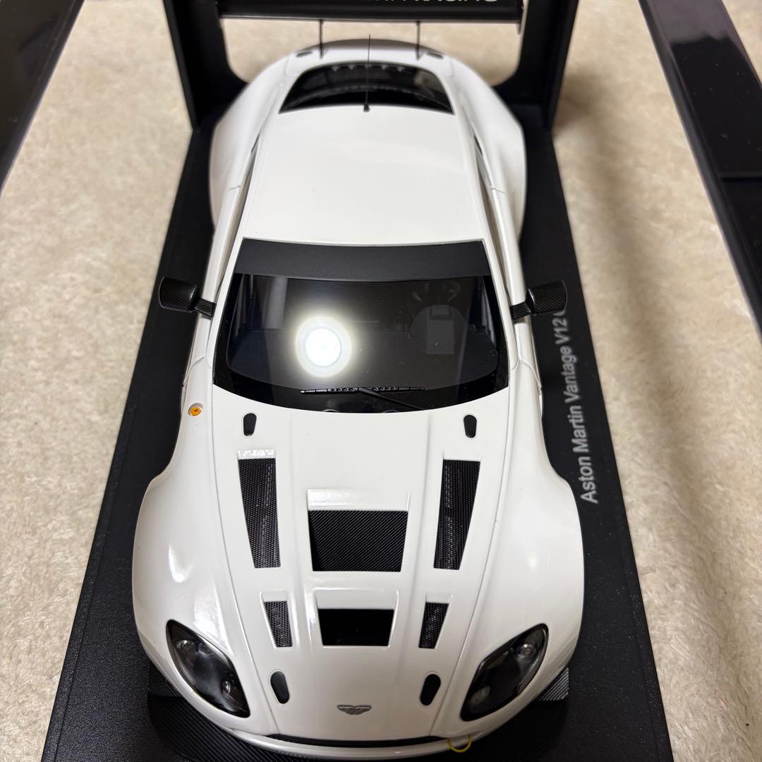 AUTOart Aston Martin Vantage ミニカー1:18
