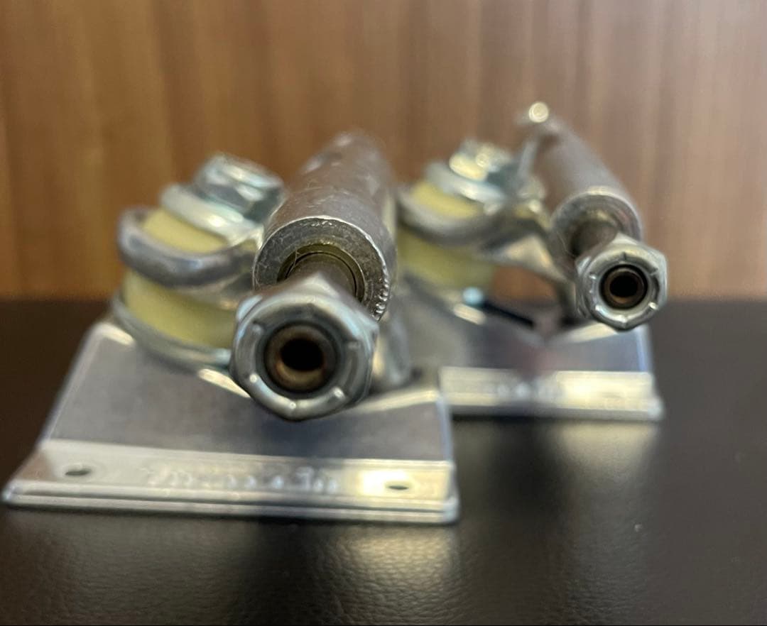 スケートボード トラック THUNDER 147 HLW LIGHT