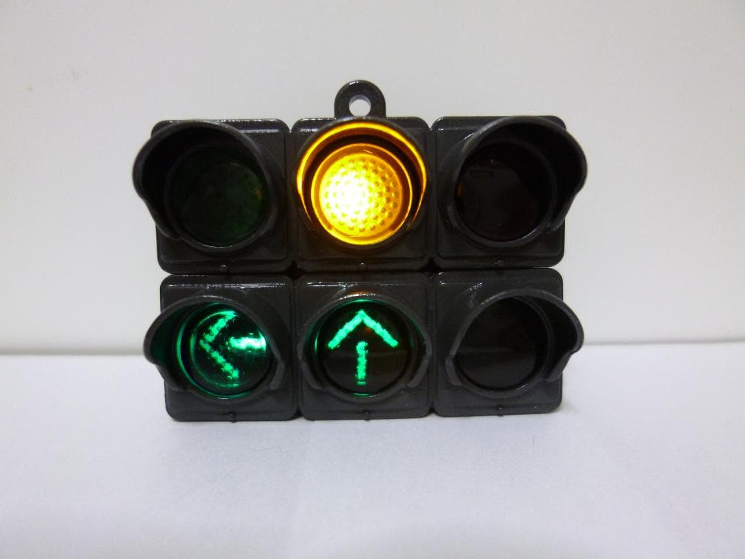 【オッチー】本物志向改造　信号機ガチャ（青色矢印３灯　ブラックグレー）