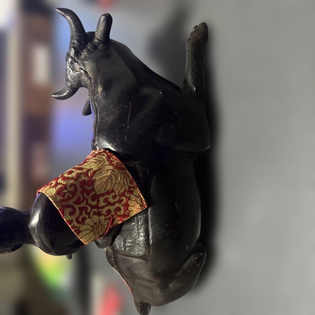 金属製 牛と子供の彫刻