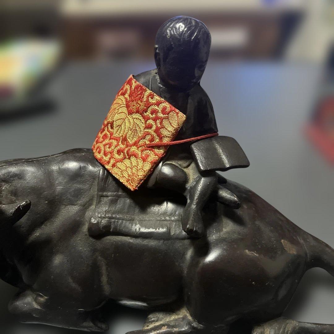 金属製 牛と子供の彫刻