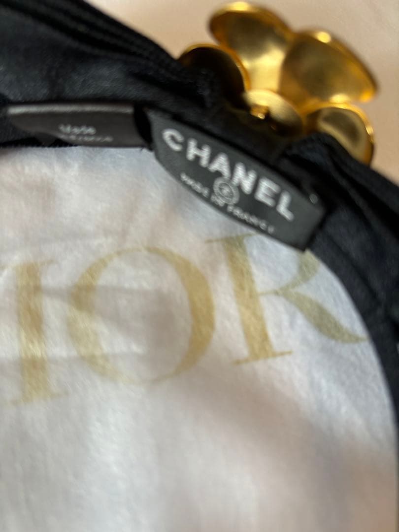 CHANEL ブラック カメリアヘアバンド ゴールド装飾