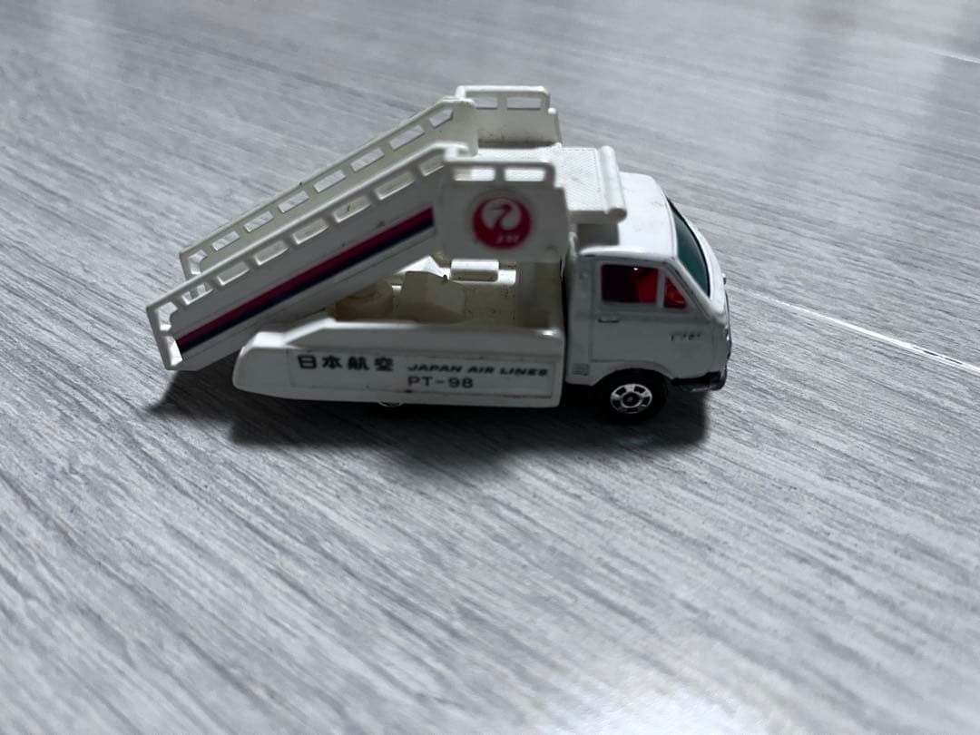 トミカ トヨタ ハイエース スロープ付き 日本航空仕様