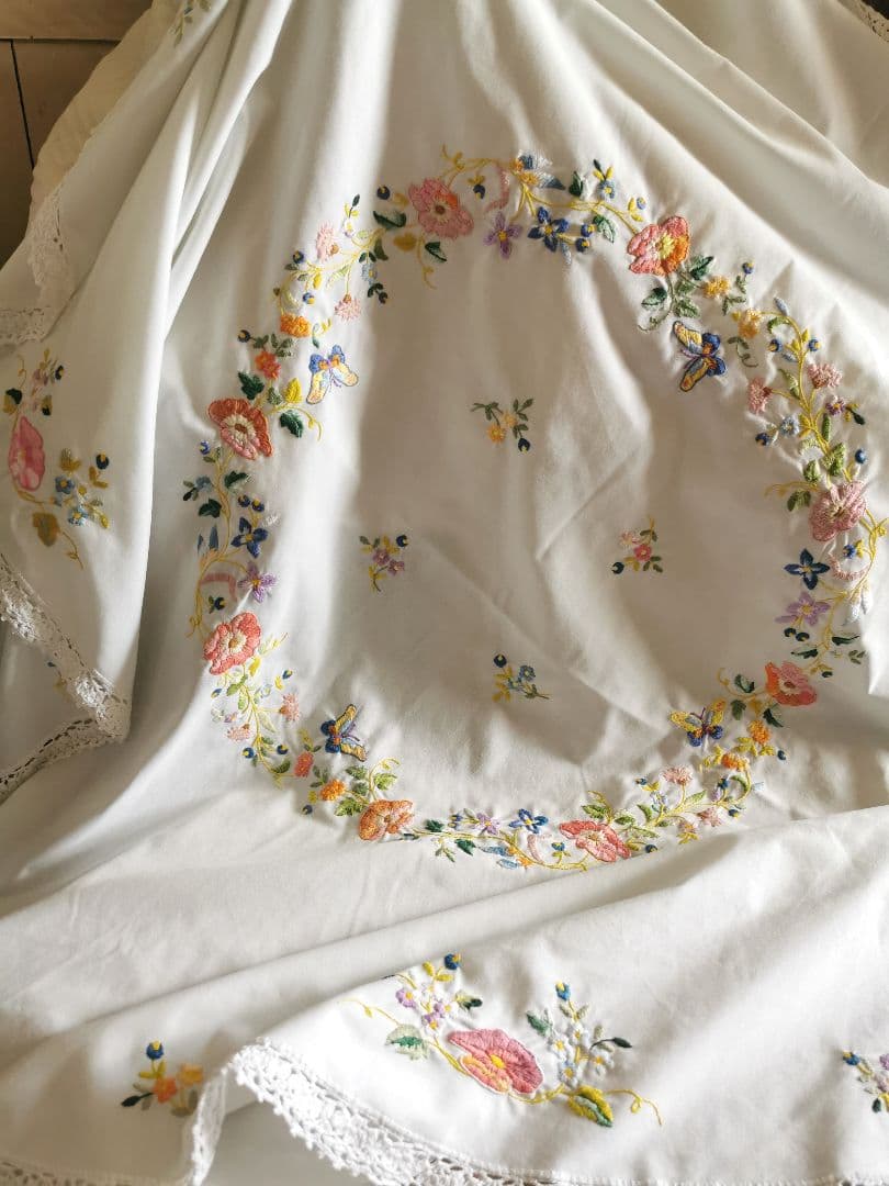 アンティーク花々と蝶の色糸エンブロイダリー ラウンドドイリー