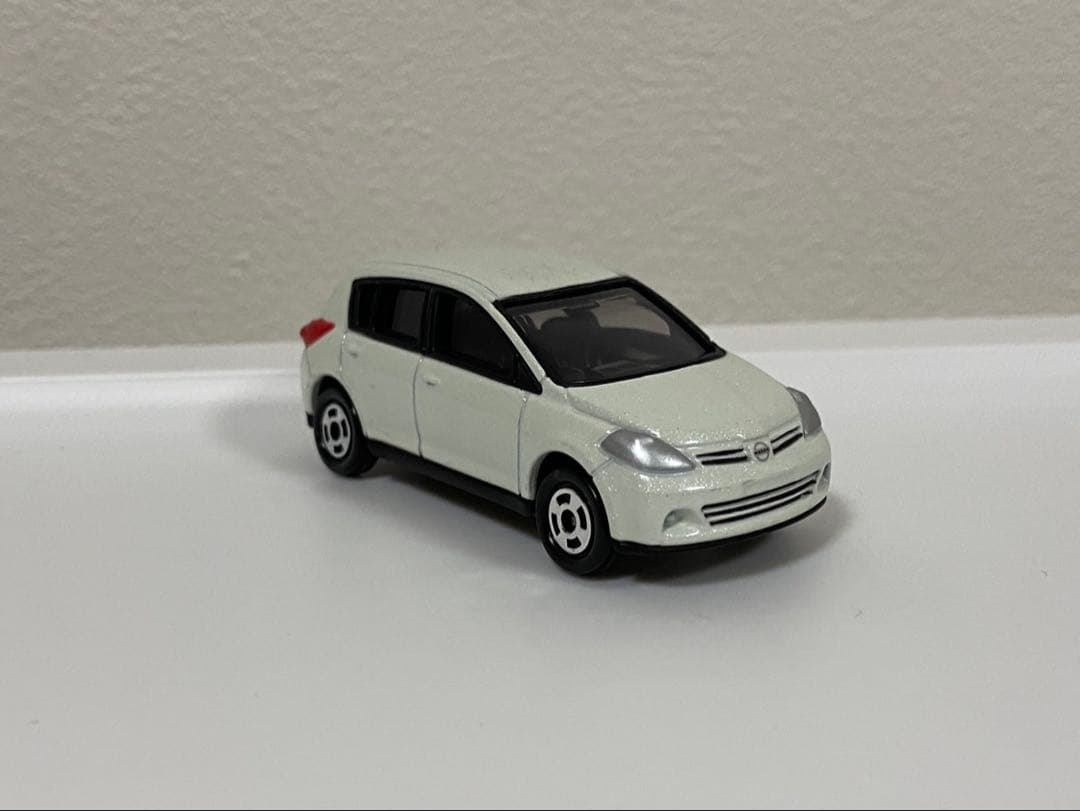 トミカ　日産　ティーダ　ホワイトパール