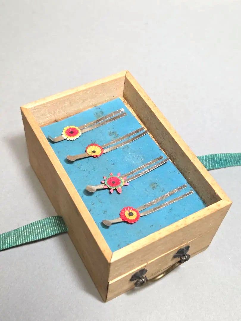 古い小さな雛道具　簪　髪飾り　小物いろいろ