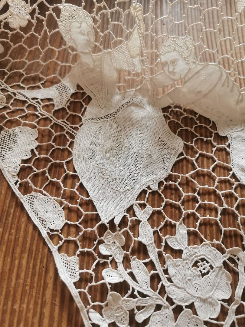 アンティークイタリア ポワンドローズヴェニスレース ブランコを漕ぐ