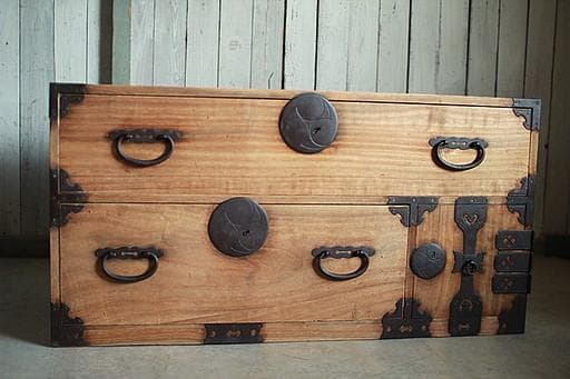 味のある丸金具時代箪笥 扉付き 刀箪笥 タンス 収納 古家具 古