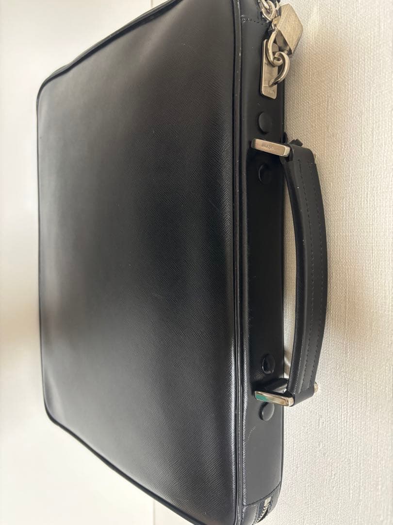 【鍵付き南京錠】PRADA ビジネスバッグ 三角ロゴ サフィアーノレザー メンズ