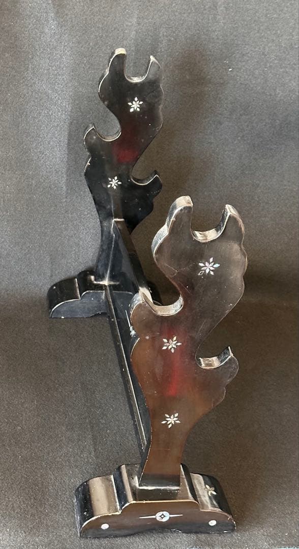 時代物 黒漆塗 螺鈿細工山水人物図 刀掛け 3本掛 高さ約42cm 螺鈿細工