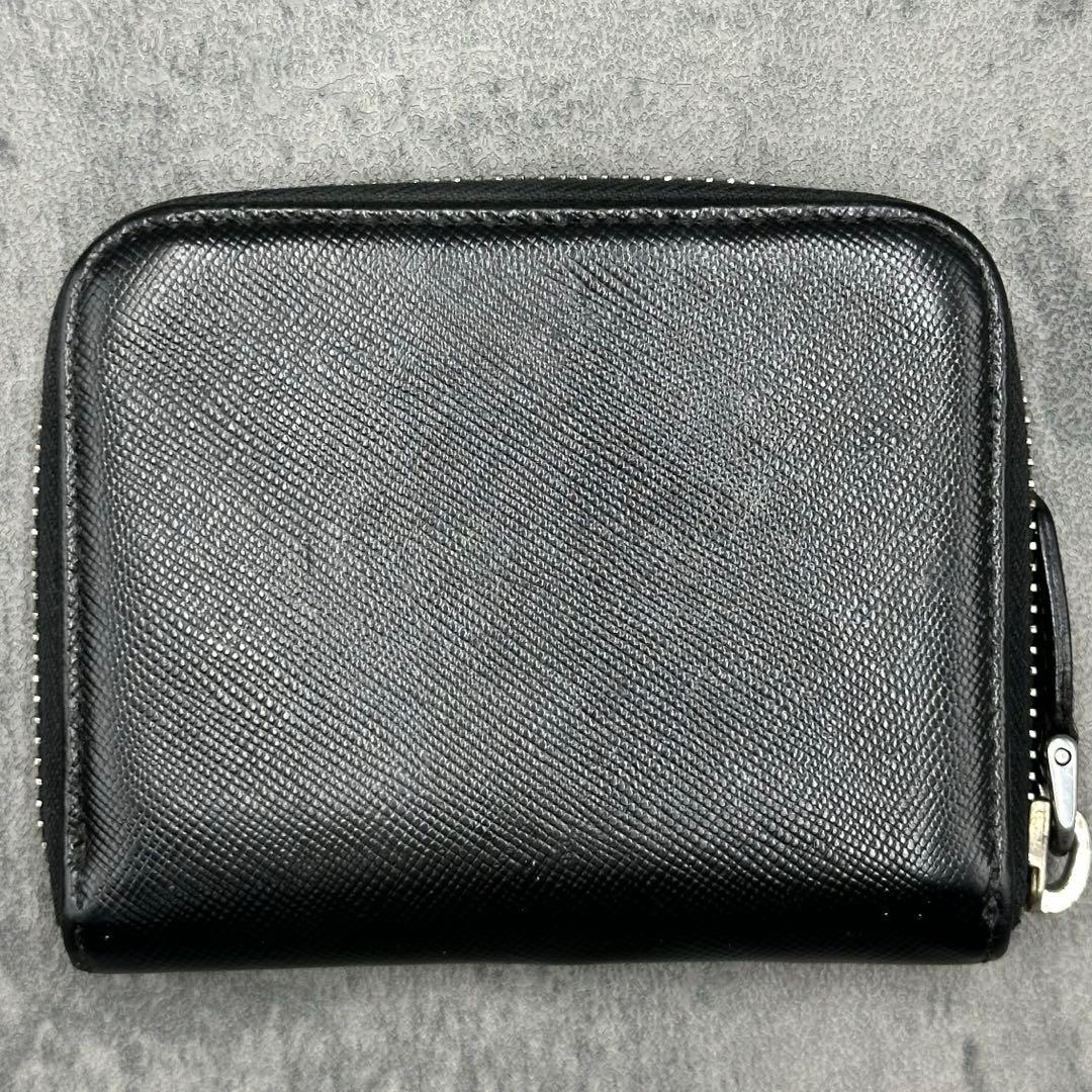 プラダ 三角タグ コンパクト ラウンドジップ ケース サフィアーノレザー