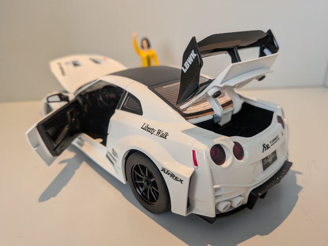 ​LBWK 1/24 R35 GT-R ミニカー フィギュア付 点灯 音 白