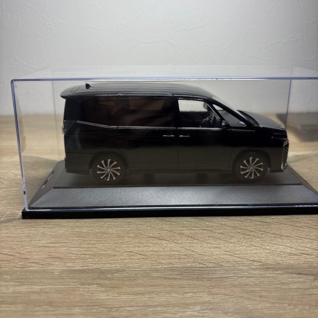 【送料無料】トヨタ ヴォクシー ブラック 1/30カラーサンプルミニカー