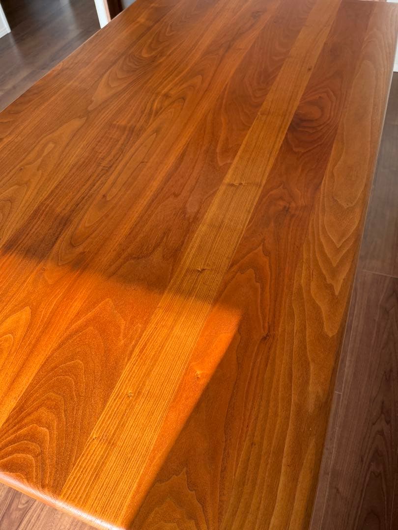 ACTUS ウォールナット無垢材のダイニングテーブル