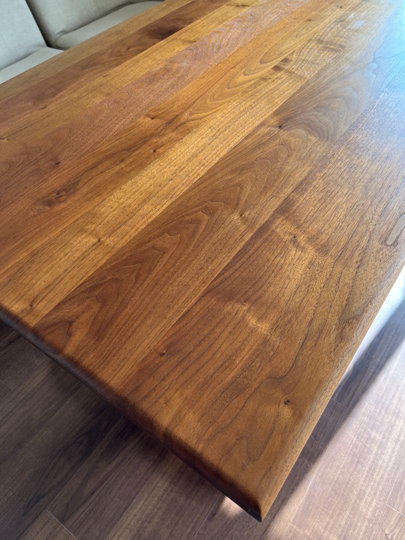 ACTUS ウォールナット無垢材のダイニングテーブル