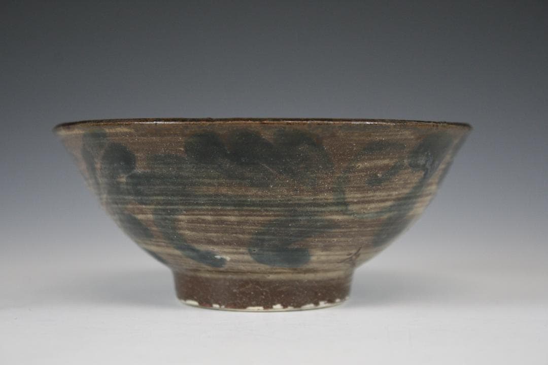 壺屋焼 人間国宝 金城次郎 作　呉須唐草四寸茶碗（重ね焼）