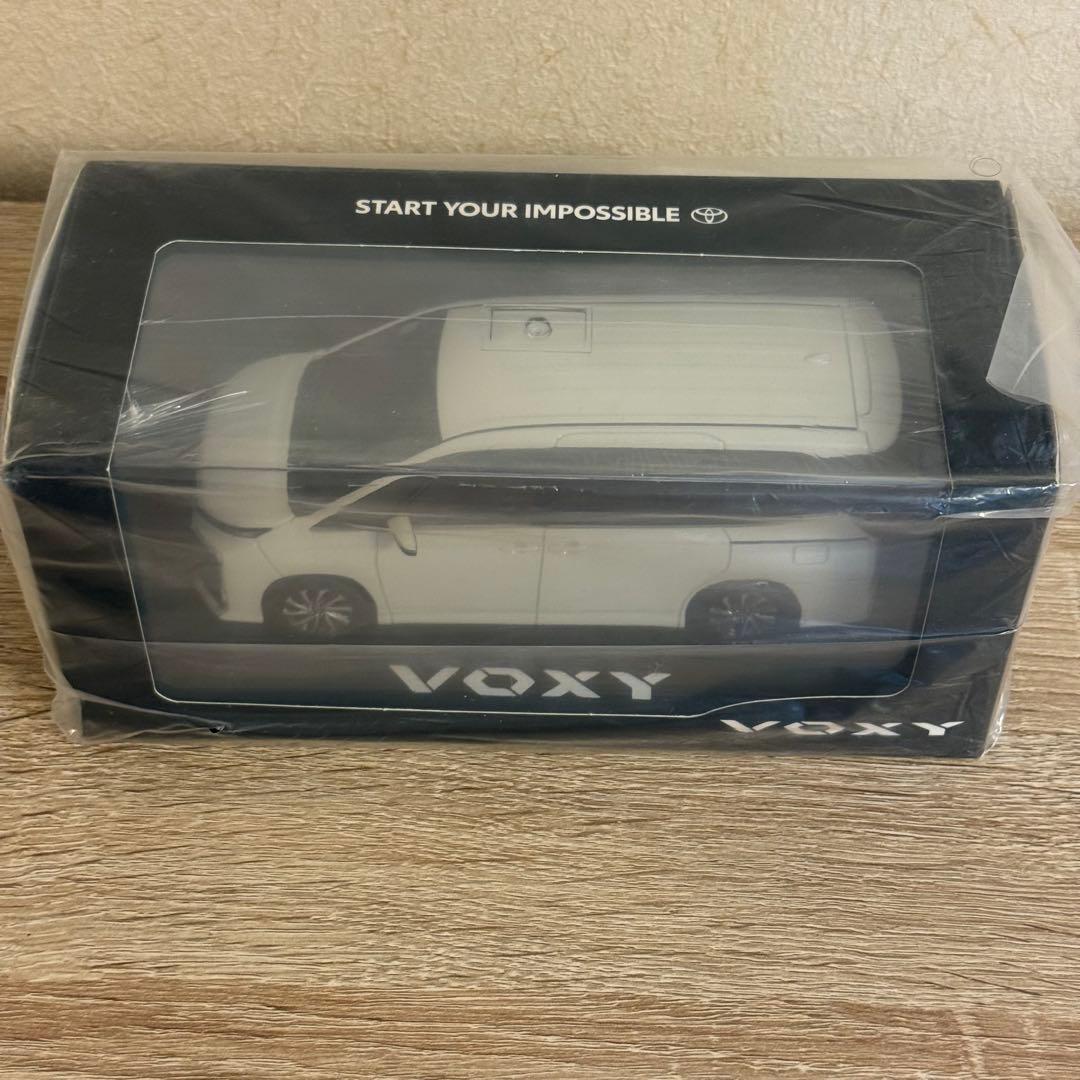 【非売品】トヨタ ヴォクシー ホワイトパールクリスタルシャイン1/30 ミニカー