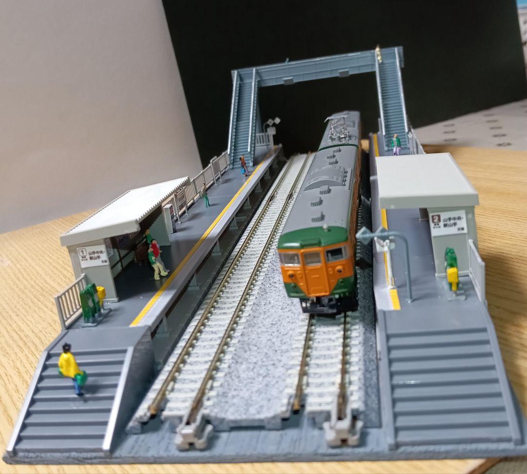 Nゲージ 対向式ホームセット（レール付き）ジオラマ ②