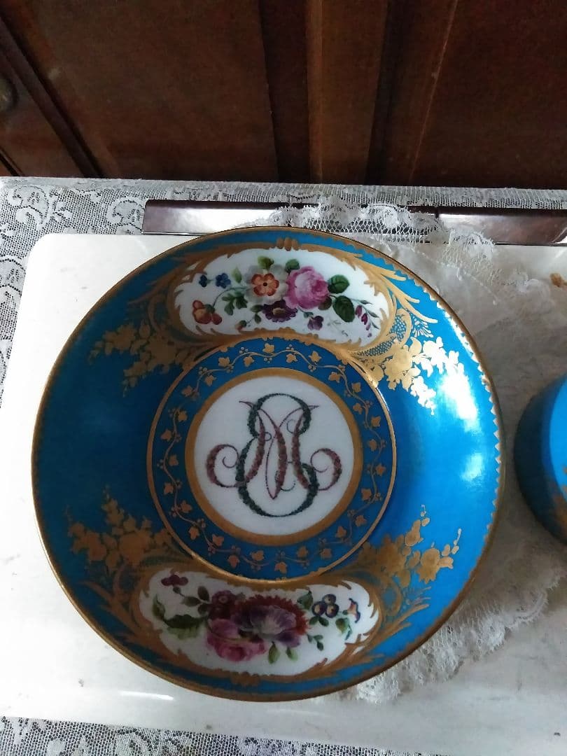 アンティーク　貴族の肖像画のカップ、ソーサー1客