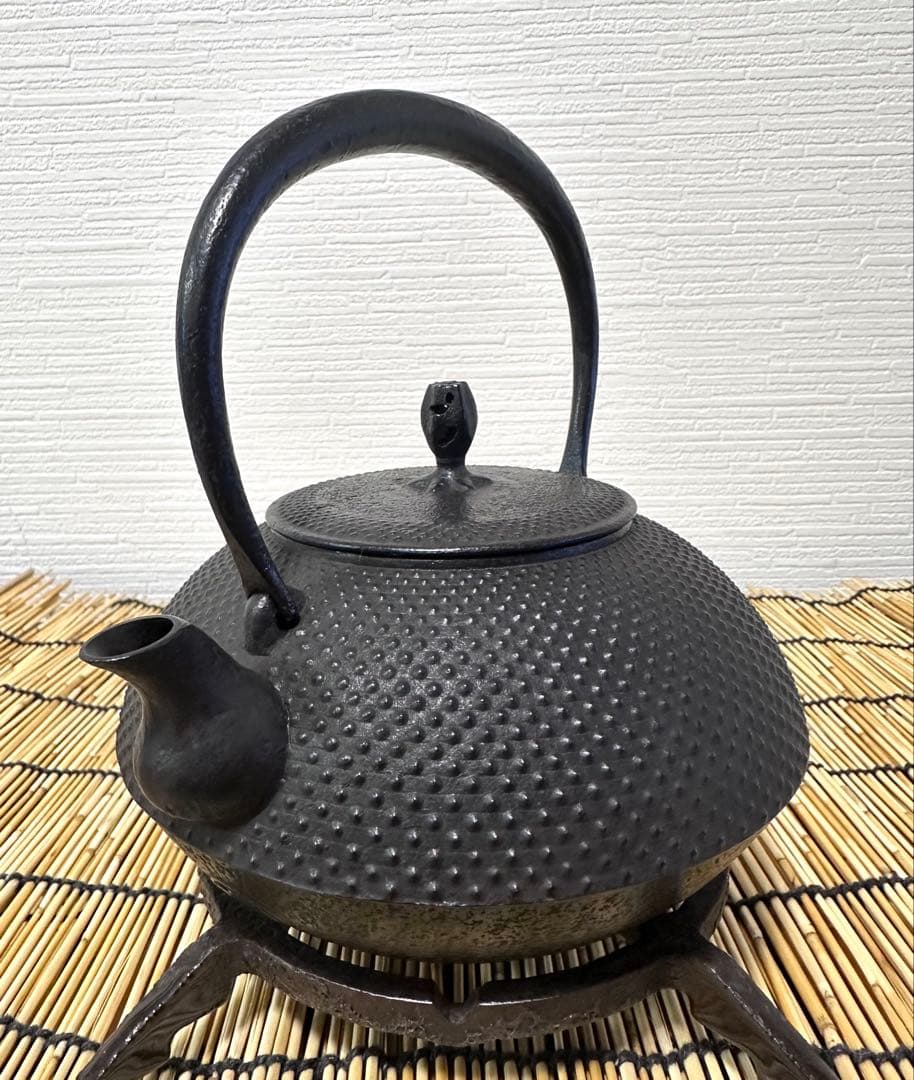 未使用品、供箱付　南部藤枝工房　藤枝 昌行作　１２型アラレ　南部鉄瓶　南部鉄器