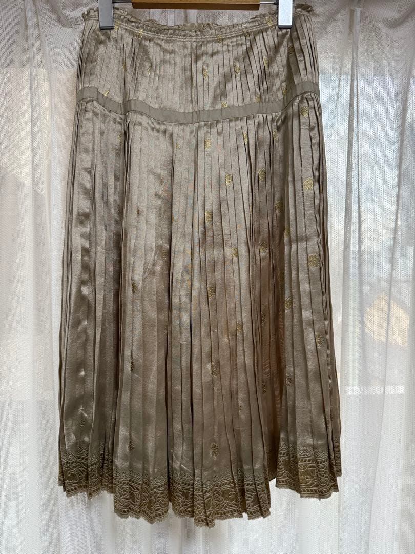 【人気】PRADA プラダ プリーツスカート ベージュ ゴールド刺繍42サイズ