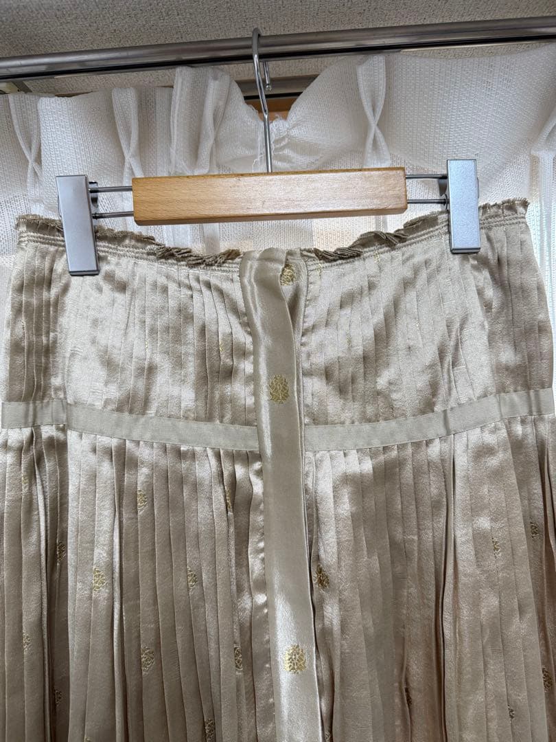 【人気】PRADA プラダ プリーツスカート ベージュ ゴールド刺繍42サイズ