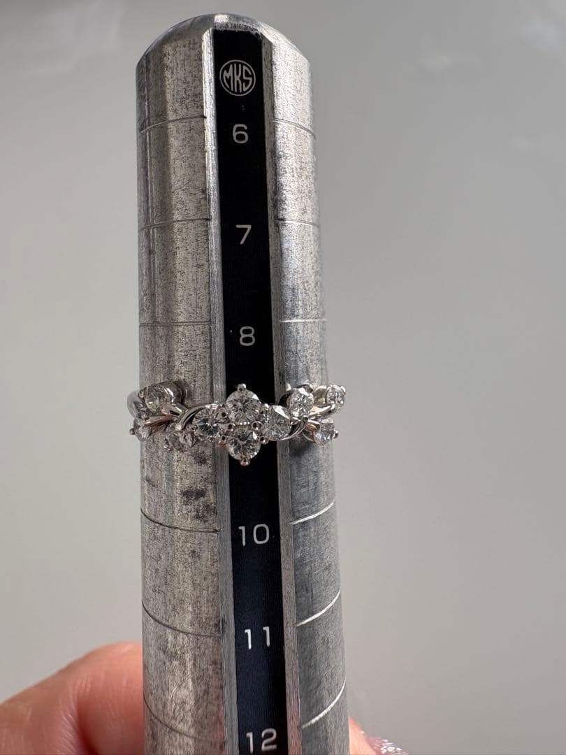 プラチナ900✨無色透明ダイヤ0.5ctVSランク✨フラワーラインリング❣️