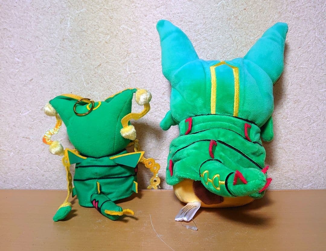ポケモンセンター レックウザポンチョを着たピカチュウ ぬいぐるみ