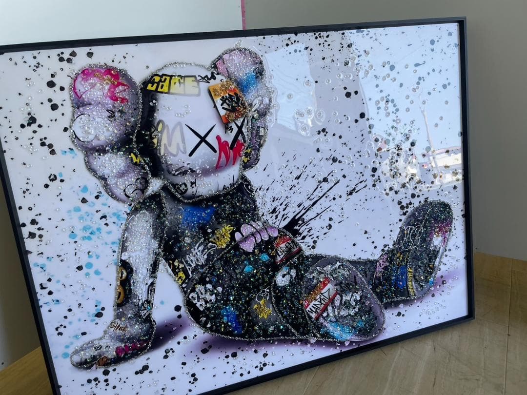 水晶絵　KAWS　アートパネル　カウズ　立体　絵画　キラキラ　アート　壁掛け