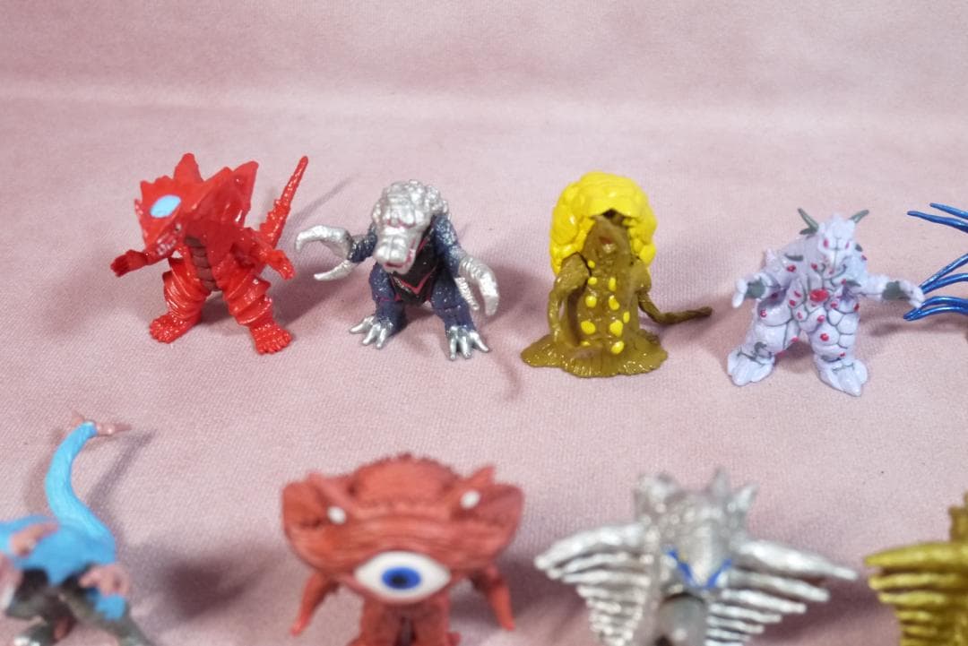 ウルトラマン　モンスター超全集　ほか　ミニフィギュア　36体