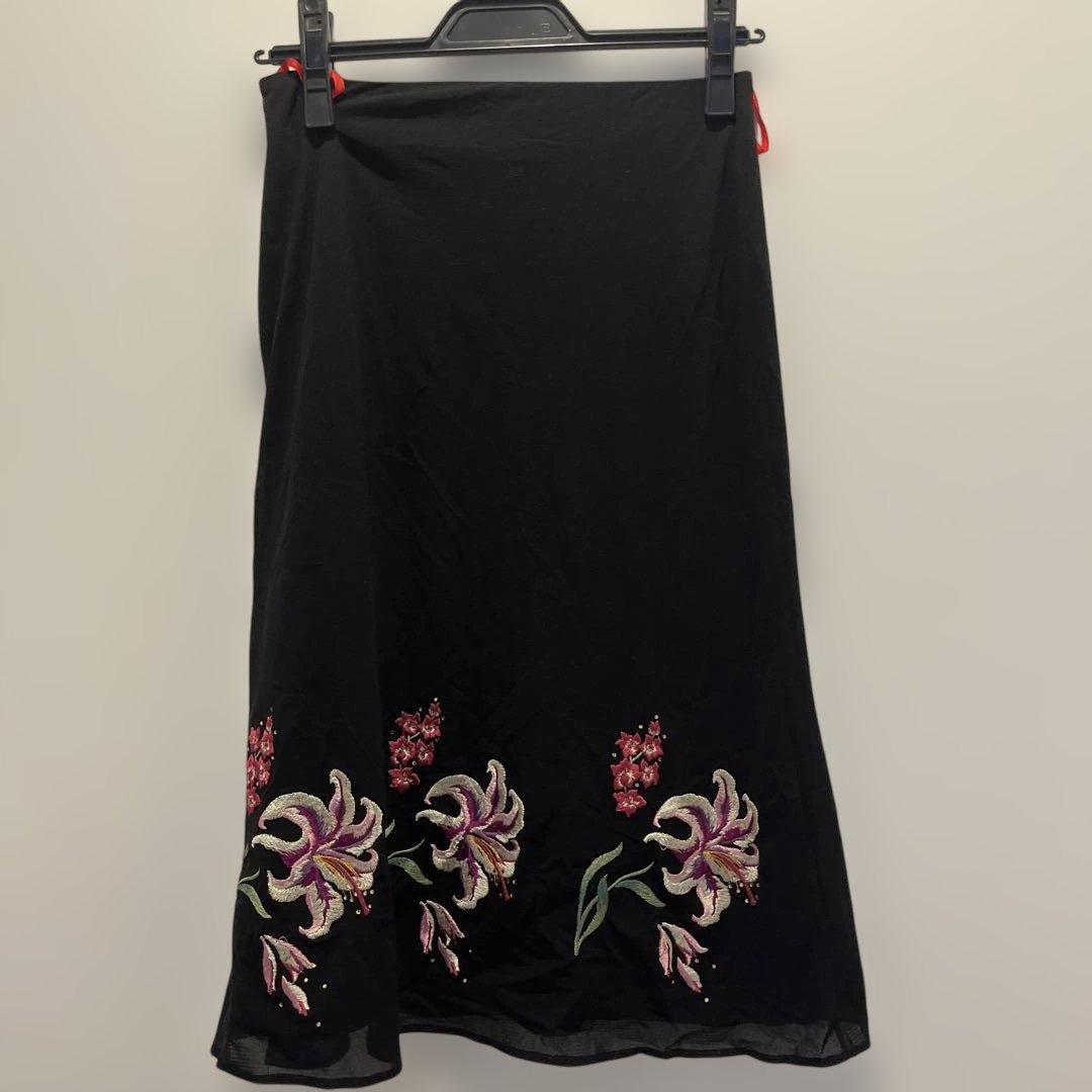 VIVIENNE TAM 黒 刺繍 フレアスカート ひざ丈