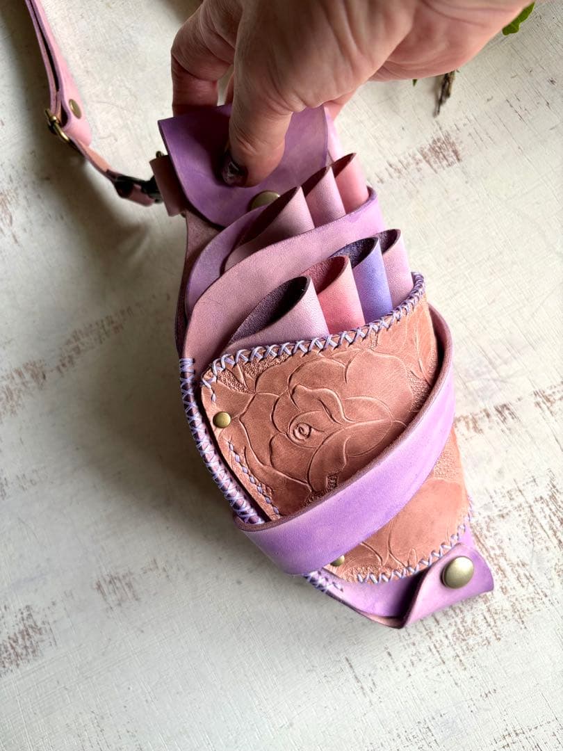 手染めラベンダー、ローズ型押しの軽量スリムシザーケース