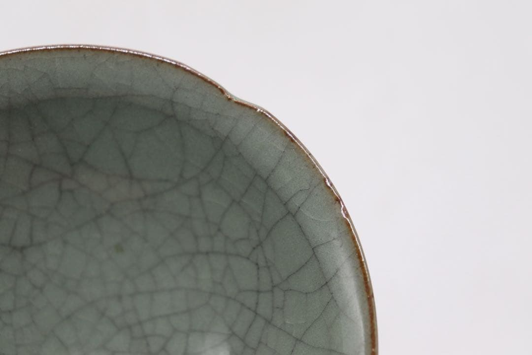 中国　青磁　花口碗　送料込み250930