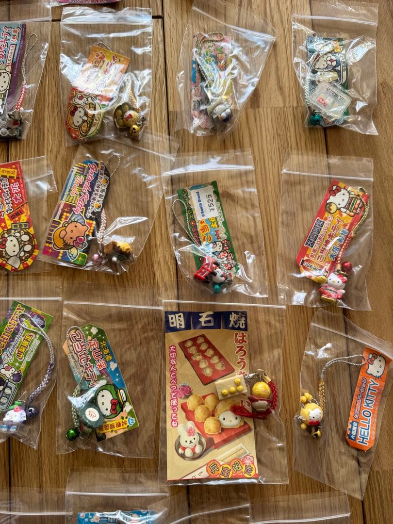 ハローキティーご当地ストラップ 121個セット まとめ売り(バラ売り不可)